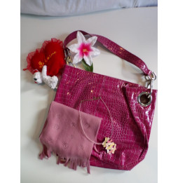 Lot sac à main, écharpe rose et bijou fantaisie