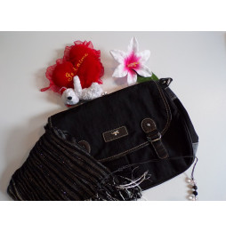 Sac à main noir, écharpe noire et bijou fantaisie