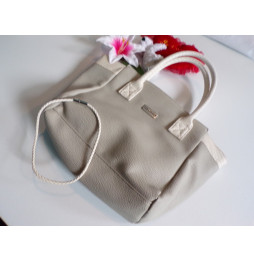 Lot sac à main gris et blanc et collier blanc