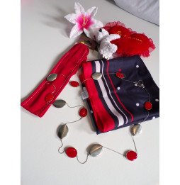 Foulard bleu marine et rouge, bijou fantaisie et bandeau rouge